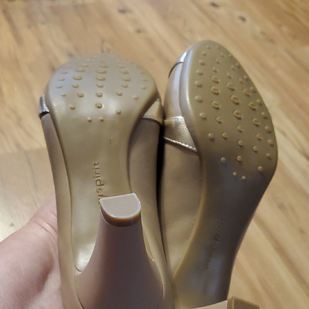 Easy Spirit Women's Cream and Silver Heels - Picture 6 of 6